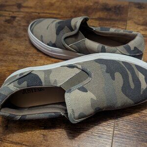 Camo flat sneaker
